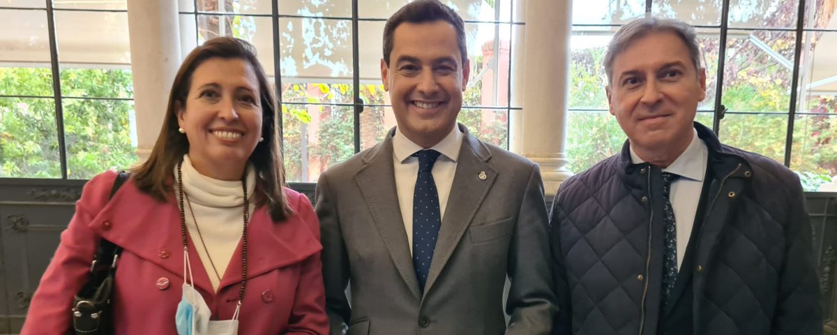 Raquel Sánchez, Ministra de Transportes, Juanma Moreno, Presidente de la Junta de Andalucía y José Feria, Presidente del Consejo Andaluz de Colegios de Administradores de Fincas