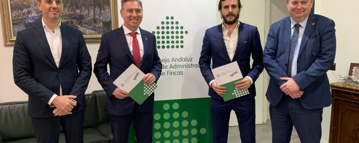 *En la imagen adjunta de izquierda a derecha, el vicepresidente de la Asociación de Profesionales de Viviendas y Apartamentos Turísticos de Andalucía Juan Cubo; el presidente del Consejo Andaluz de Colegios de Administradores de Fincas, José Feria; el presidente de AVVA Andalucía Carlos Pérez-Lanzac, y el Presidente del Colegio de Administradores de Fincas de Málaga y Melilla, Manuel Jiménez.